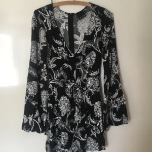  - Superfin långärmad byxdress från Asos tall! Jag är 175 cm och strl xs-s, och passar mig perfekt i storlek. Säljer pga använder den inte. Köpare står för frakt. Kan även mötas upp i Oskarshamn/Västervik fram till 25 augusti, därefter i Uppsala/Sthlm. 