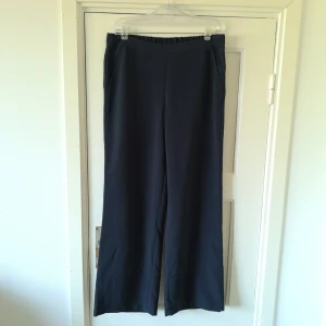  - Helt oanvända blå snygga byxor i rak loose fit med lite högre midja. Säljer pga förtjänar att användas. 