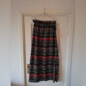  - Lång mönstrad rak kjol med skärp