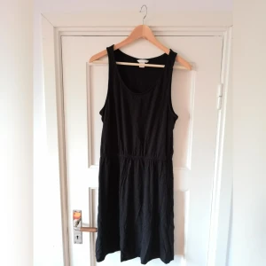  - Svart enkel klänning med resår i midjan 