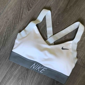  - Säljer en helt oanvänd sport-bh från Nike, endast testad. Säljs pga för att jag har massvis med sportbhar