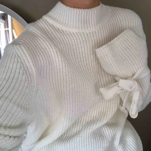  - Säljer en super mysig tröja från Gina😻 men fina rosettknyten vid handlederna. Jag har XS i vanliga fall och på mig ser det ut såhär, passar alla stl🤩