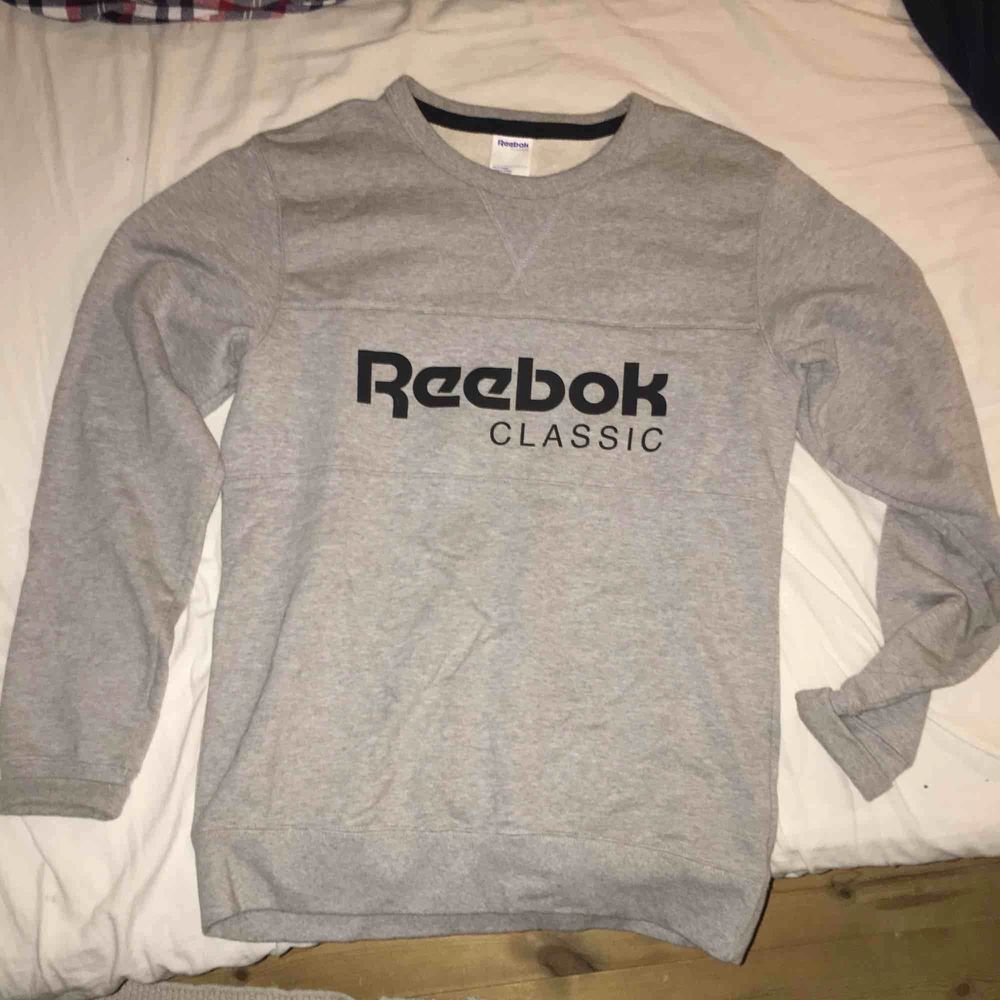 Storlek small Reebok sweatshirt, typ helt ny.. Huvtröjor & Träningströjor.