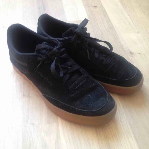  - Superfina sneakera från Reebok i svart mocka i storlek 38,5. Endast använda några gånger. Skickas mot portokostnad på 60kr. 