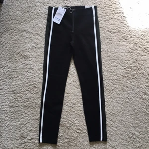  - As snygga lite tjockare tights med mörkgrön och vita ränder på sidorna. Köpta på Zara och helt oanvända med prislapp kvar då dom är lite för små på mig. Höga i midjan med snygg dragkedja! 