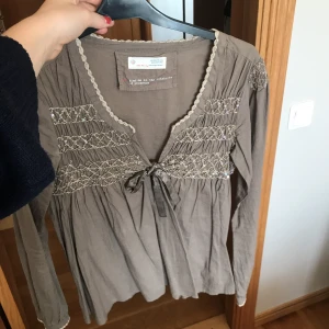  - Brun odd molly blus. Fint skick. Storlek 0 vilket motsvarar 34. 200kr 