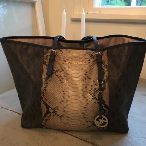  - Sjukt snygg, limiterad väska från Michael Kors. Lite slitna handtag (se sista bilden), men annars bra skick! Köpt för 3000 på Macys i USA. 