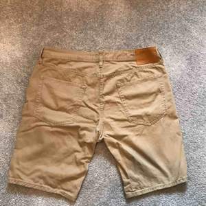 Chinos-shorts från Jack&Jones i beige. Kortare modell, knappt använda! Nypris 400kr.  Kan skicka, köparen står för frakt.