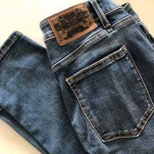Knappt använda högmidjade jeans från Crocker. Priset är inklusive frakt. 