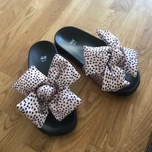  - HELT OANVÄNDA söta tofflor från h&m i storlek 36/37! Kan skickas för 50 kr eller mötas upp i Stockholm! Otroligt sommriga och stiliga 🌸