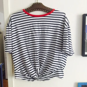  - Söt randig midjetröja från Mango. Passar stl M-L!  På framsidan är det som en knut (se bild 2) och på baksidan ett elastiskt band.  Med frakt så blir det 145 :) 