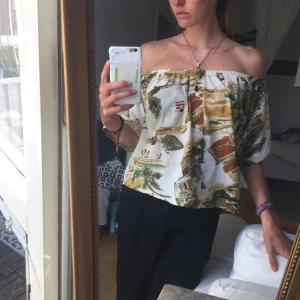  - Skön och luftig blus med knappar och bröstficka samt ett coolt motiv, passar flera storlekar 