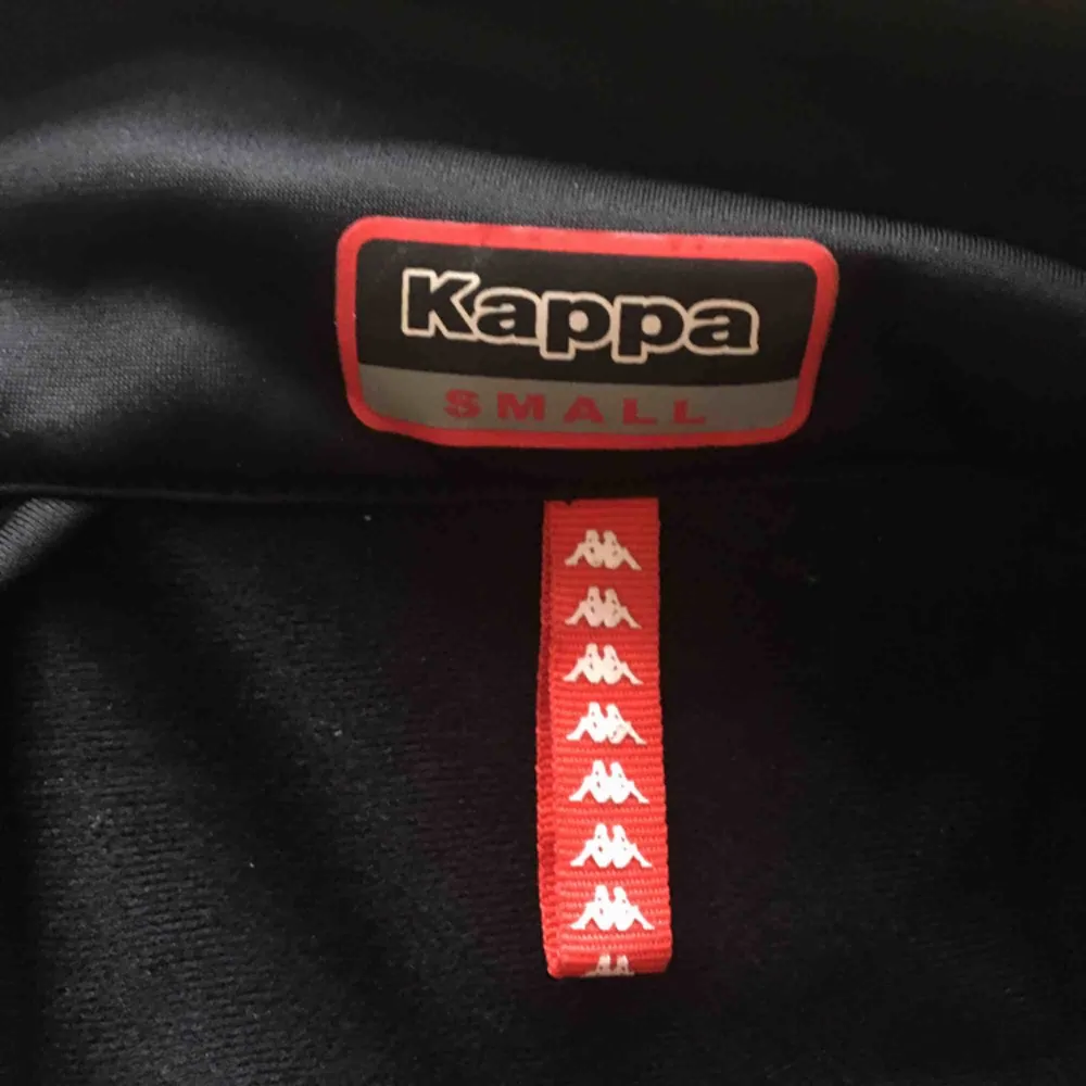 Säljer min svarta klassiska KAPPA kofta då den används på tok för lite av mig och den förtjänar mer kärlek. Enbart använd ett par gånger så den är i samma skick som när den köptes. Kan mötas upp i Malmö eller frakta. 300kr . Hoodies.