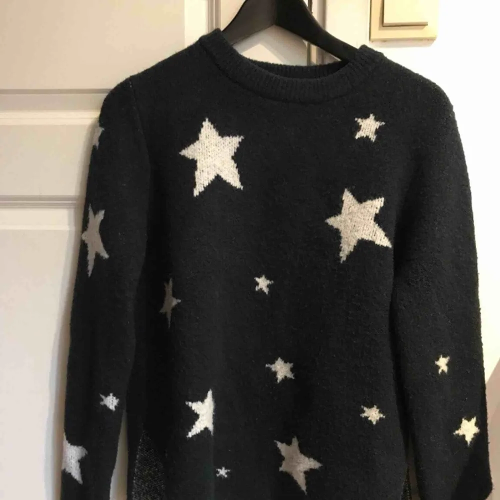 Marinblå stickad tröja med stjärnor från H&M. Den är i storlek XS. Kan postas men då står köparen för frakten. Stickat.
