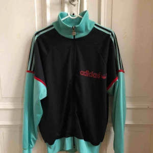  - Fet vintagejacka från  adidas. Storlek 192 på lappen. Sitter som en large