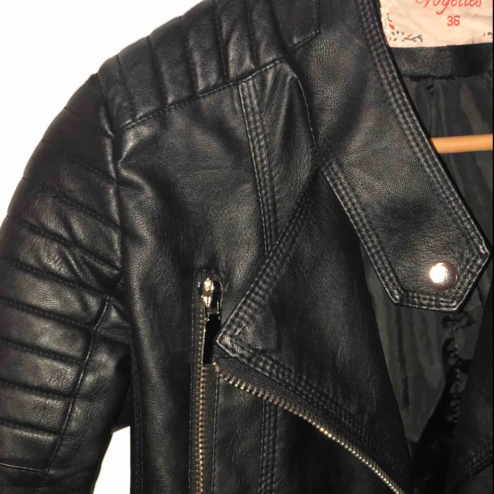 Chiquelles populära Moto jacket i storlek 36 (passar 34/XS). Säljes pågrund av att jag använder den för sällan. Kan mötas upp i Norrtälje/Täby annars står köparen för fraktkostnaden!. Jackor.