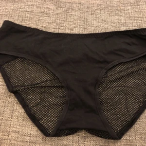  - Super snygga Nya oanvända Victoria secret trosor med prislapp på. Tyvärr fel storlek. Passar även storlek S   