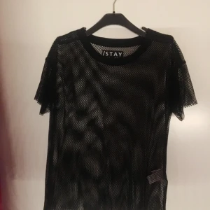  - En fishnet tröja från Carligs Endast använd en fång för att prova och köpt för 299kr Ca 4 månader gammal Frakt ligger på 10kr och ingår i priset Frågor? Skriv och jag svar så fort som möjligt!  (Bilder i både blixt och utan) 