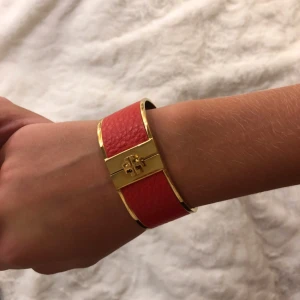  - Säljer mitt Tory Burch armband, som alltid står ni för frakten (40kr)