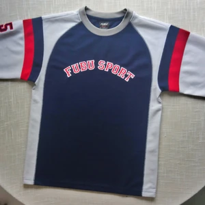 FUBU - Vintage FUBU t-shirt i storlek L. 200 kr inklusive frakt.