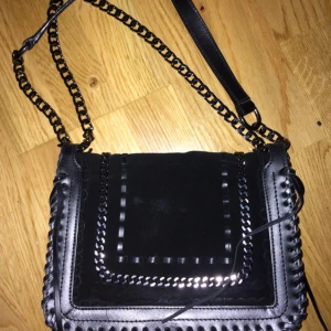  - Väska från Zara, sparsamt använd. Långt band men går att ha kort också! Köpt för 799kr ❣️