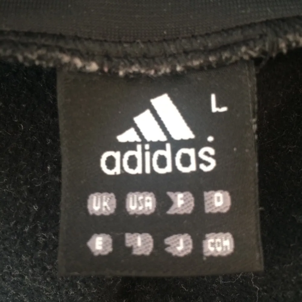 Svart retro jacka från Adidas i fint skick. Betalning via Swish, frakt på 69:- tillkommer. . Jackor.