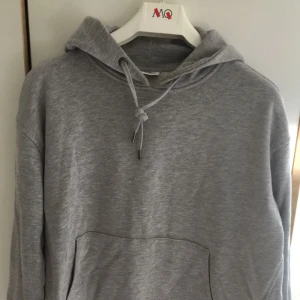  - Tjocktröja från weekday. Frakten står köparen för!