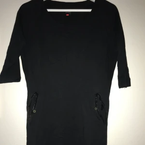  - Klänning/tunika med fejk-läder vid fickorna! Endast provad😊