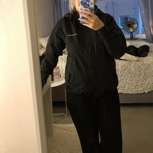  - Svart vindjacka från Everest. Aldrig använd. Tålig för regn och är bra att ha för ex. Skolresor, hikes etc