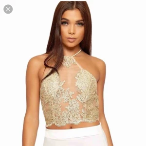  - Så snygg halterneck topp i guldfärg och mesh. Knyte runt halsen. Jättesnygg men passar inte mig tyvärr. Frakt tillkommer 30kr. 