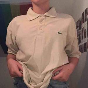 Lacoste t-shirt med krage och knappar, (priset kan ändras)