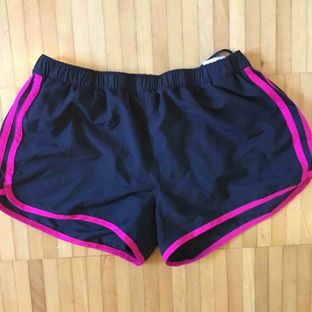 Shorts från Adidas i nyskick. Perfekta för gymmet eller löpturer! . Shorts.