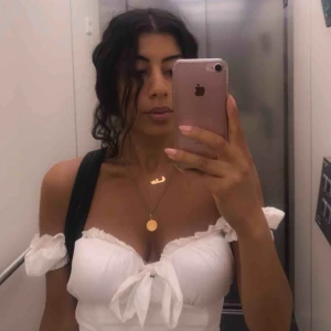  - Poppis topp från IAMGIA. Använd fåtal gånger. Storleken är XS men skulle även passa en S. Ordinariepris med frakt o tull var över 1000kr. Priset kan diskuteras vid snabb affär