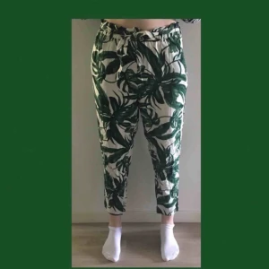 - Paperbagbyxor som knappt är använda. Väldigt sköna & luftiga, så perfekta att ha när det är lite varmt ute.  Kan mötas upp i mölndal/gbg, annars får köpare stå för frakt!