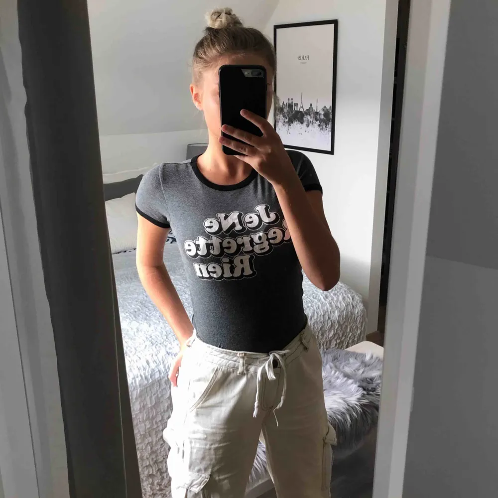 Grå urtvättad T-shirt från Gina Tricot i storlek XS och passar som en stor XS eller en mindre S. Du som köpare står för frakten❤️. T-shirts.