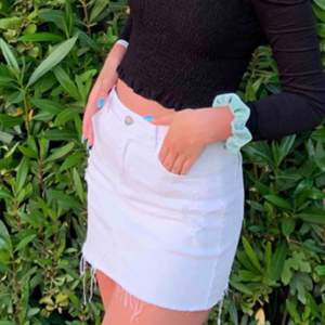 Jeans kjol med lite slitningar från hollister köpt för ungefär 500 och priset kan diskuteras 😋passar nog en XS skulle jag säga 