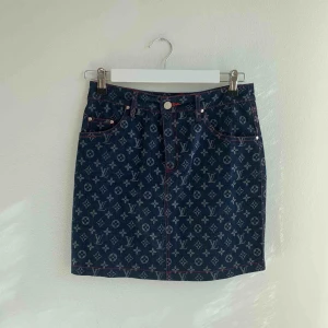  - Kul kjol med louis vuitton print, fri frakt :)