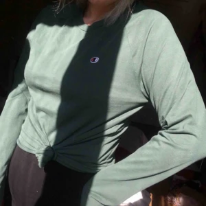  - En mörkgrön champion tröja! Långärmad men i tunt material, super skön och snygg till allt. Aldrig använd. Frakt tillkommer på 39kr. Pris kan diskuteras vid snabb affär.🌸