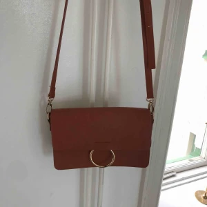  - Väska i brunt skinn! Mycket fint skick