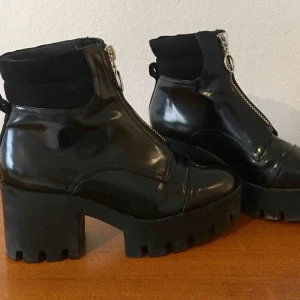  - CHUNKY feta boots. 💕💕💕 Hyfsat använda (Lite defekt längre fram) men fräscha! Möts i Stockholm eller skickas mot betalning av frakt.