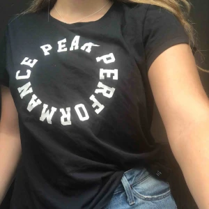  - Enkel basic svart Peak Performance t-shirt köpt på stadium, använd ett få antal gånger. Kan mötas upp i Stockholm