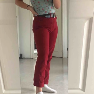  - Röda momjeans ifrån hm som inte används längre, möts gärna upp i stockholmsområdet:)