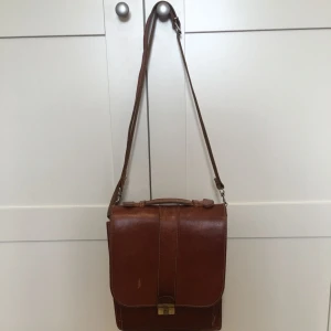  - Snygg, rymlig retroväska i äkta skinn köpt på second hand. Skickas mot fraktkostnad på ca 85kr eller möts upp i Stockholm :) 