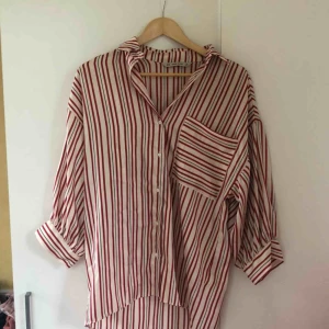  - Jättefin luftig oversizeskjorta från Zara. Är i storlek XS men passar andra storlekar också beroende på vilken passform man vill ha. Tyget är tunt och lätt, perfekt på sommaren.