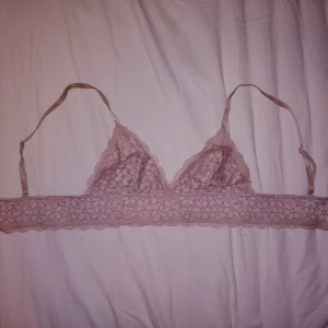  - Rosa Brahlett i blommig spets! Jättefin och skön 🥰