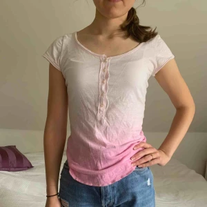  - En tunn, fin och somrig t-shirt från Hollister i storlek S. Den köptes för ca 4 år sedan, men är endast använd ett fåtal gånger och i god kvalité. 