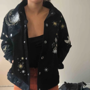  - Jätteball svart (lite Manchester inspirerad) jacka med rymden motiv på från HM i storlek 36. Den är lite oversized och har lite fordring i sig. Den är i jättefint skick. Möts upp i Stockholm eller köparen står för frakt💞💞