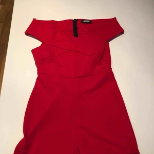  - Röd offshoulder shortsdress från Missguided. Använd endast en gång och är i nyskick. Hämtas i Malmö eller skickas mot frakt. 