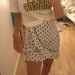  - Prickig SÅ söt kjol från NA-KD! Tycker om denna otroligt mycket men kommer inte till användning!💕🧚🏼‍♀️🤪 Nyskick, endast testad!