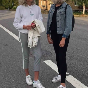  - Grå byxor med sträck på sidan. Väldigt bra skick💜